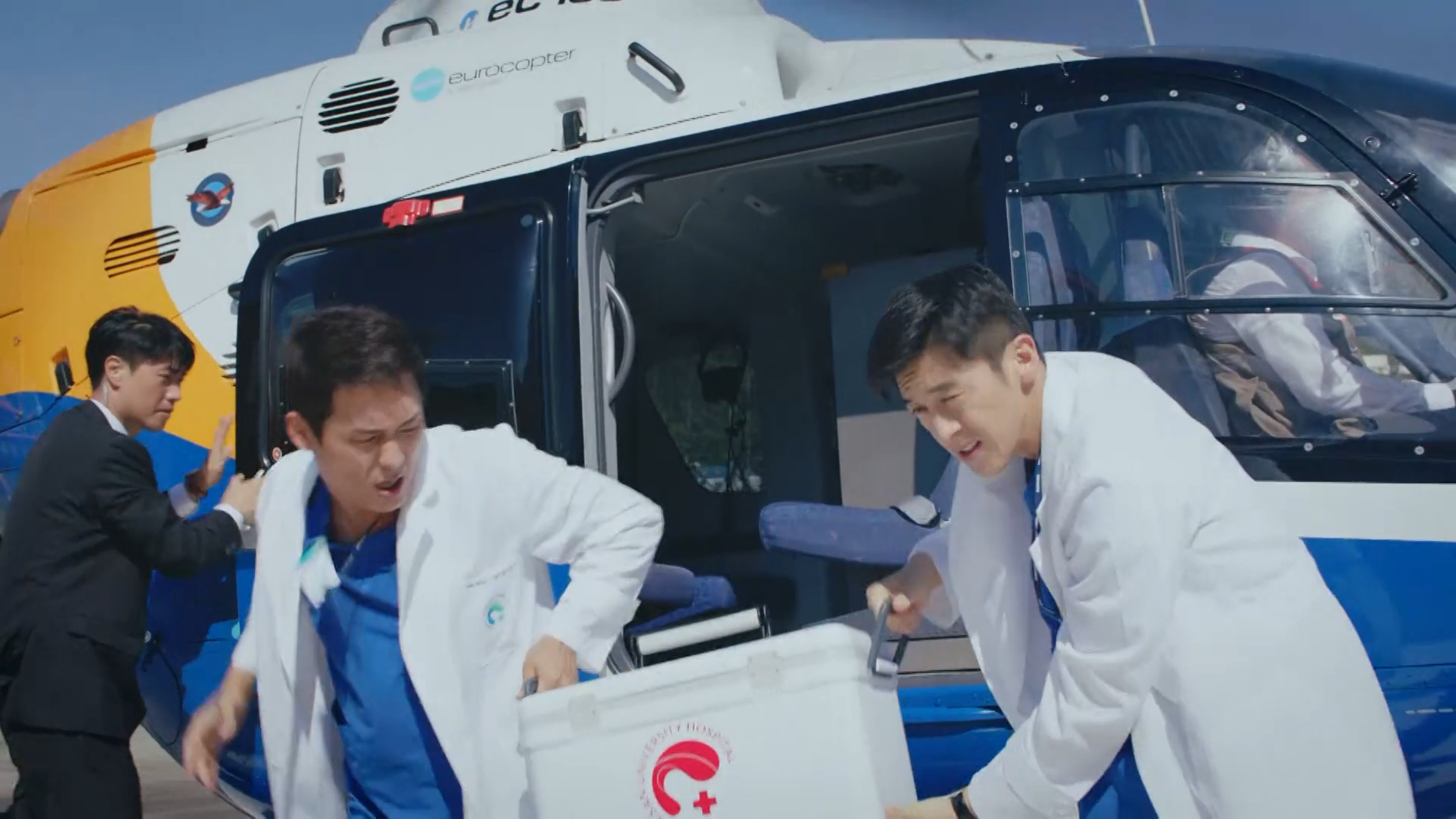 Go Soo and Choi Dae-hoon in Heart Surgeons (2018)