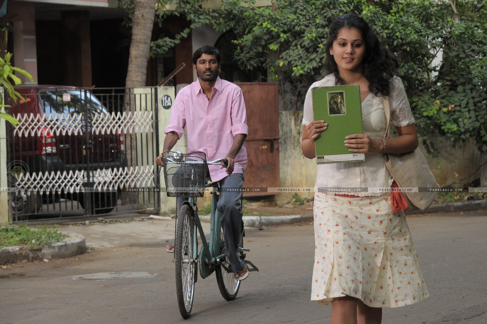 Dhanush and Taapsee Pannu in Aadukalam (2011)