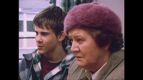 Dominic Monaghan and Patricia Routledge in Hetty Wainthropp Investigates (1995)