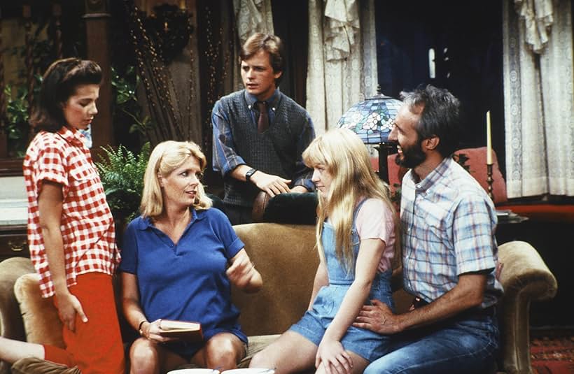 Michael J. Fox, Justine Bateman, Meredith Baxter, Tina Yothers, and Michael Gross in Family Ties (1982)