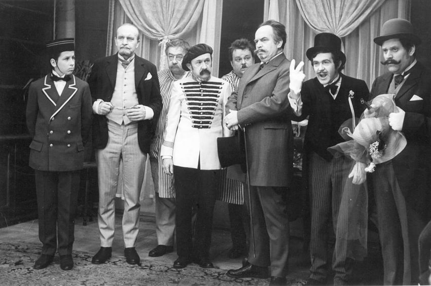 Frantisek Filipovský, Josef Hlinomaz, Miroslav Homola, Jirí Hrzán, Jan Kraus, Jan Libícek, Ilja Prachar, and Ota Sklencka in Slamený klobouk (1972)