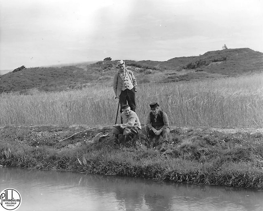 Aage Foss, Axel Frische, and Sigurd Langberg in Naar bønder elsker (1942)