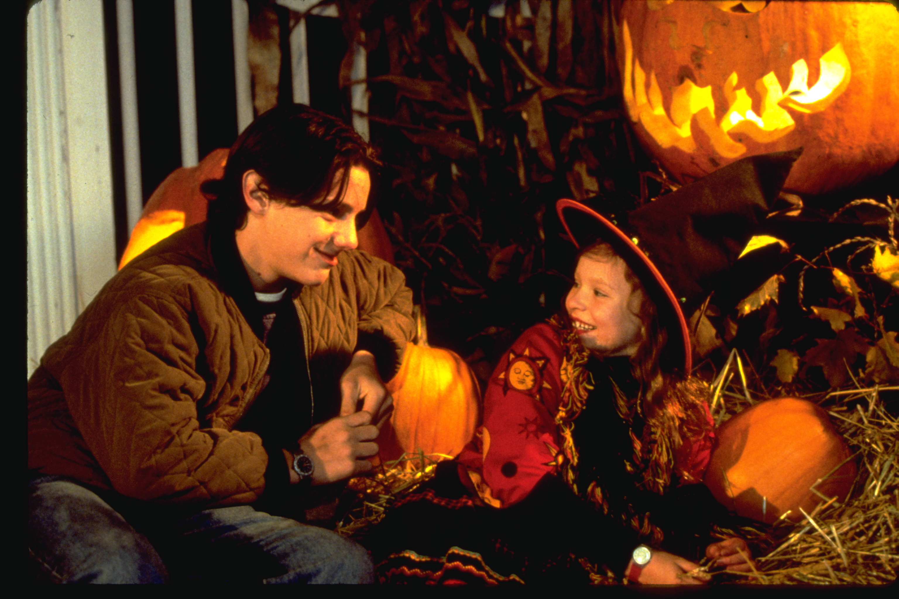 Thora Birch and Omri Katz in Hocus Pocus (1993)