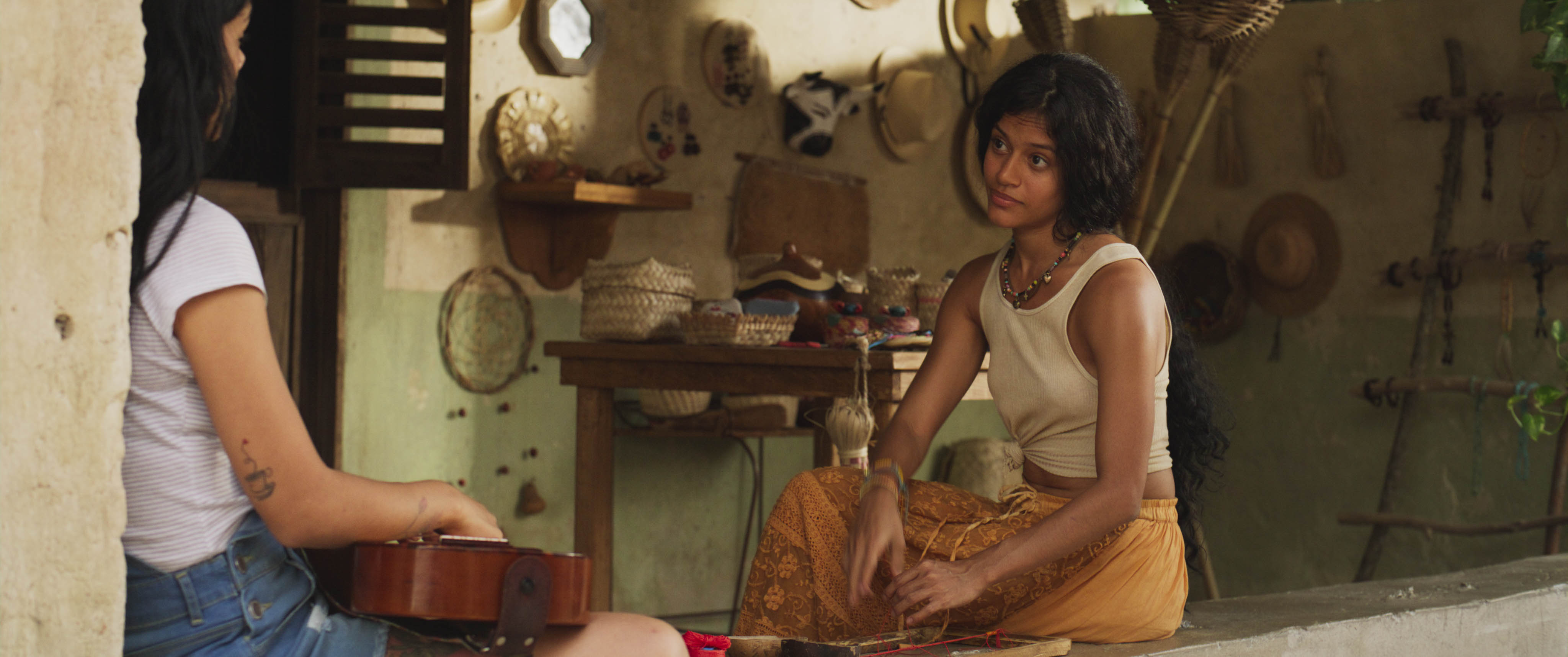 Isabel Espíndola and Leidi Gutiérrez in Luna negra (2023)