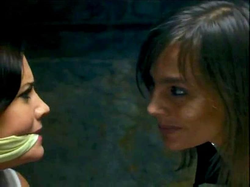 Delphine Chanéac and Sophie Duez in Laura, le compte à rebours a commencé (2006)