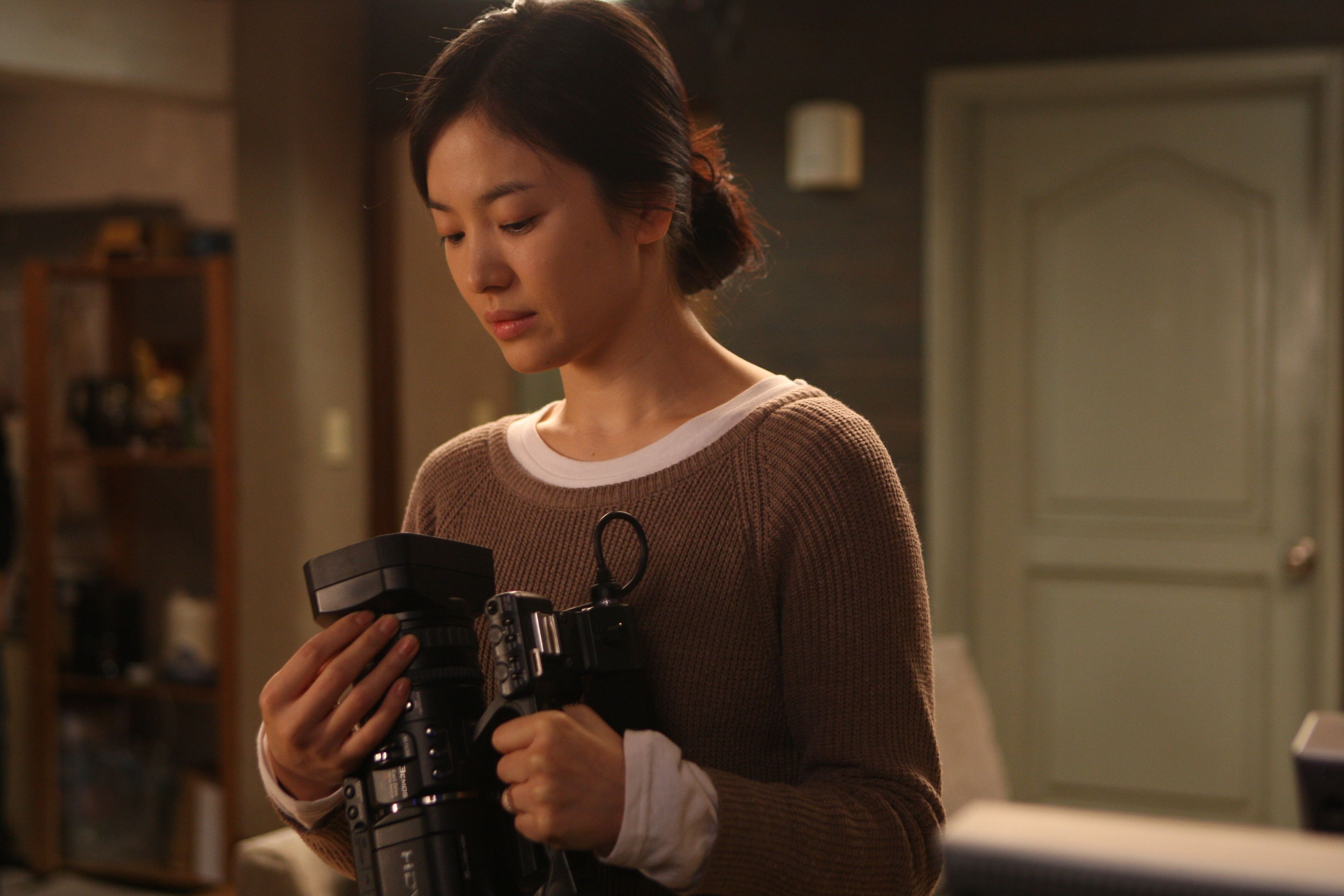 Song Hye-kyo in A Reason to Live (2011)