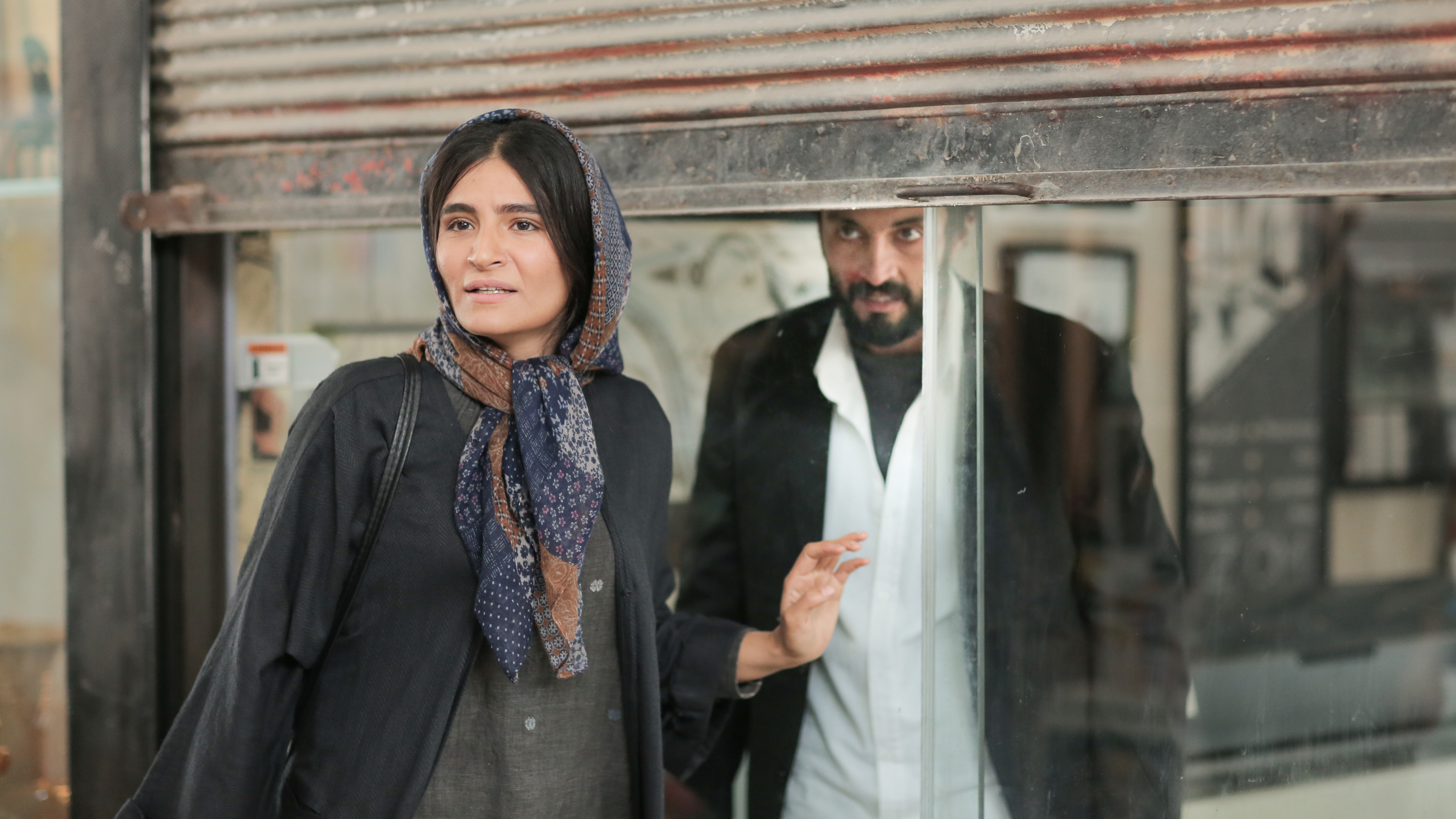 Sahar Goldoost and Amir Jadidi in A Hero (2021)