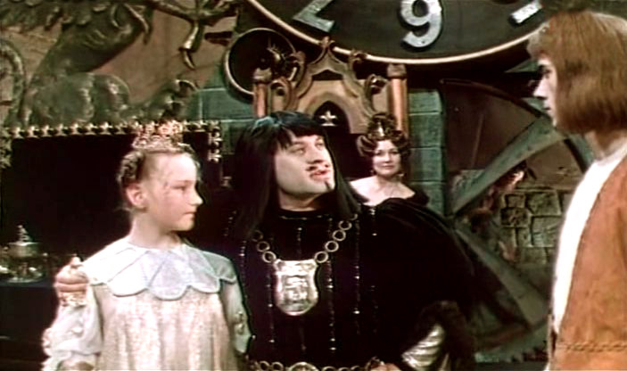 Vyacheslav Bogachyov, Lyudmila Khityaeva, and Vitaliy Gordienko in Poka byut chasy (1977)