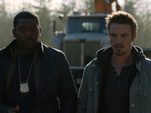 Mekhi Phifer and Riley Smith in Frequency (2016)