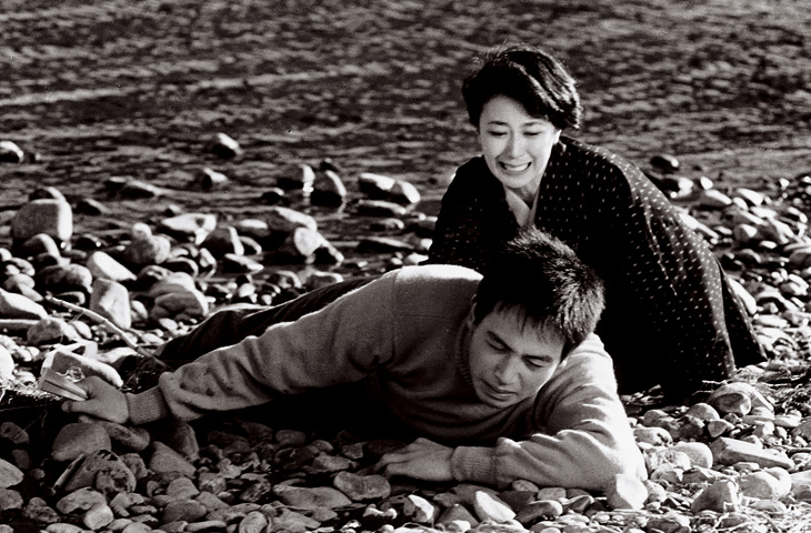 Yûsuke Kawazu and Keiko Kishi in The Snow Flurry (1959)