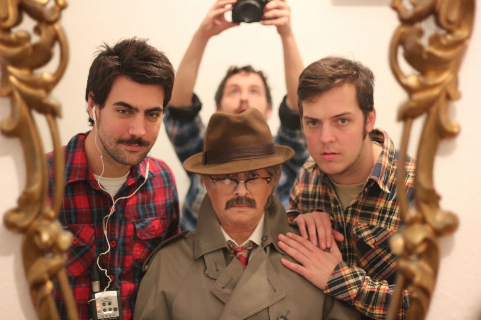 Xavi Daura, Esteban Navarro, Edgar Lledó, and Marga Castell in Detective Deketto (2014)