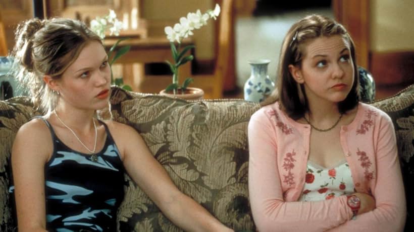 Julia Stiles and Larisa Oleynik in 10 Things I Hate About You (1999)