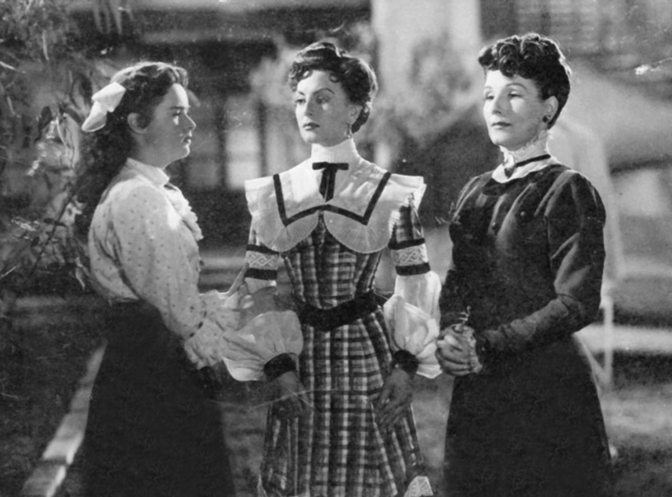 Alma Delia Fuentes, Libertad Lamarque, and Marga López in La mujer sin lágrimas (1951)