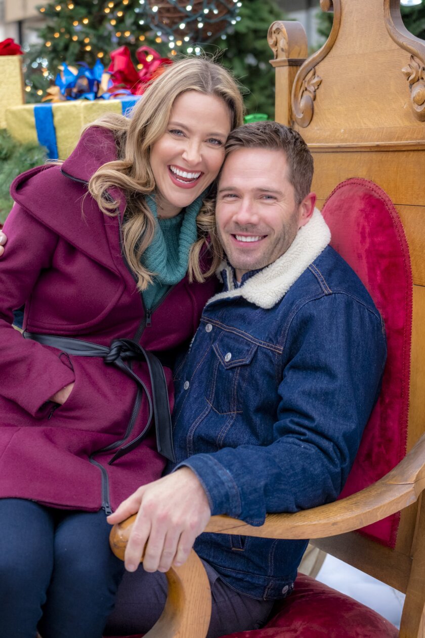 Jill Wagner and Luke Macfarlane in Karen Kingsbury's Maggie's Christmas Miracle (2017)