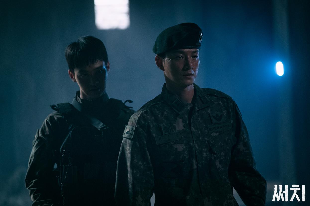 Lee Hyun-wook and Jang Dong-yoon in Search (2020)