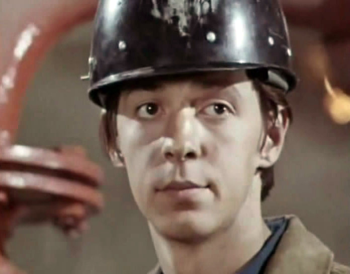 Sergei Ivanov in Ne otdavay korolevu (1975)