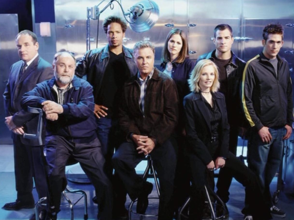 Marg Helgenberger, Paul Guilfoyle, Robert David Hall, Gary Dourdan, George Eads, Jorja Fox, William Petersen, and Eric Szmanda in CSI: Crime Scene Investigation (2000)