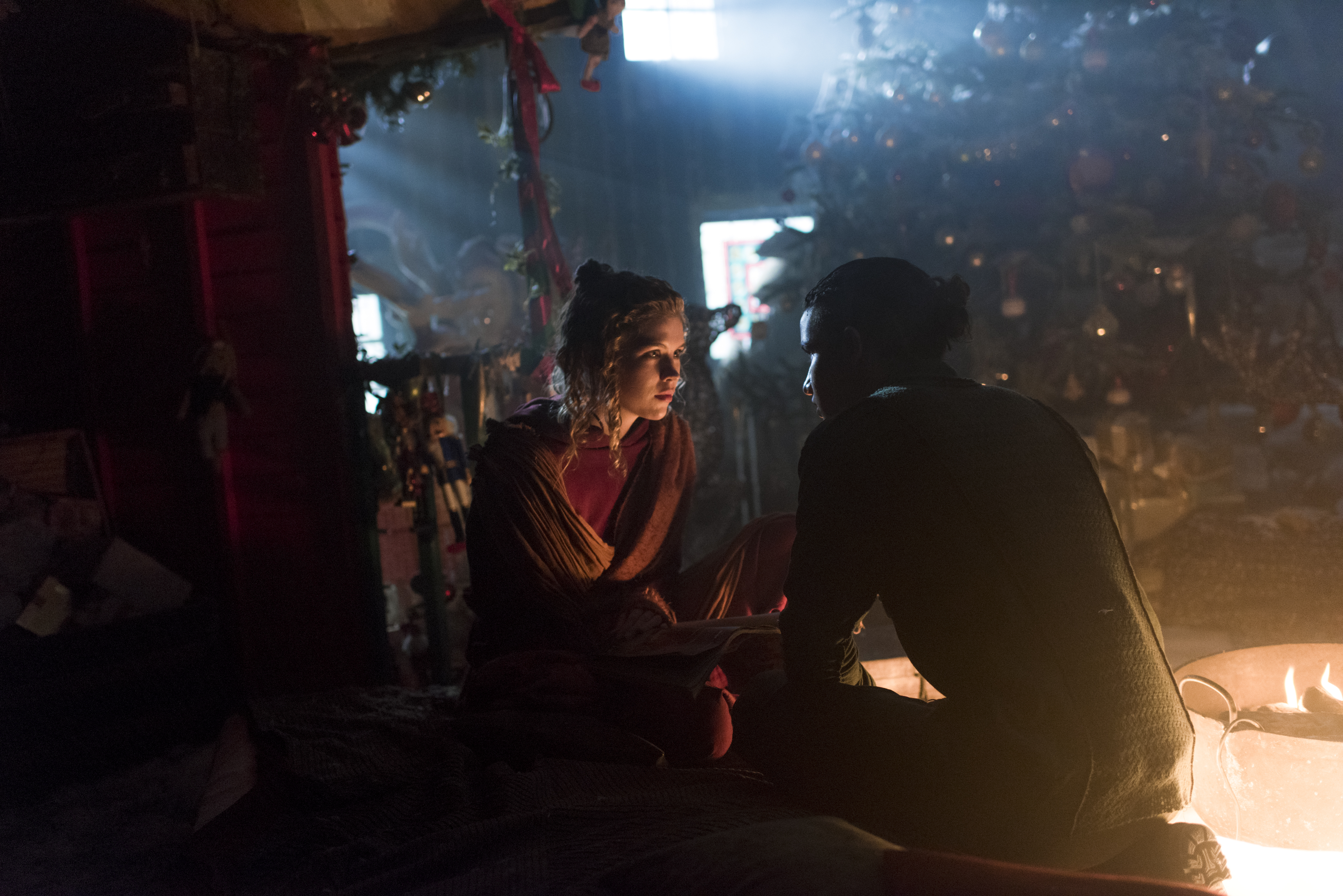 Aramis Knight and Eve Connolly in Into the Badlands (2015)