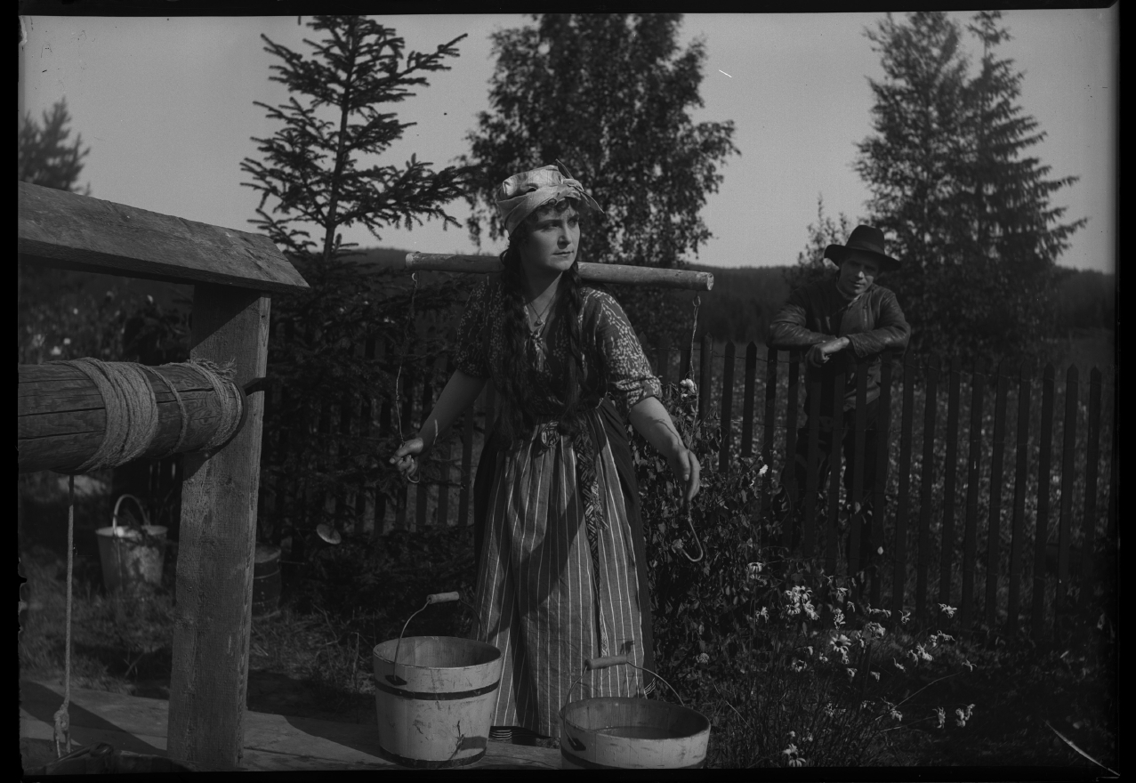 Edith Erastoff and Lars Hanson in Sången om den eldröda blomman (1919)