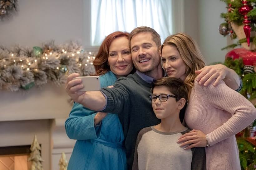 Laura Soltis, Jill Wagner, Luke Macfarlane, and Lauren Guci in Karen Kingsbury's Maggie's Christmas Miracle (2017)