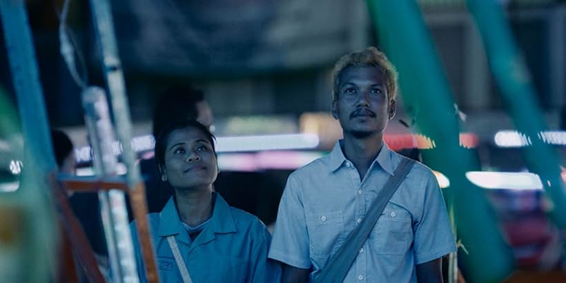 Aphisit Hama and Rasmee Wayrana in Manta Ray (2018)