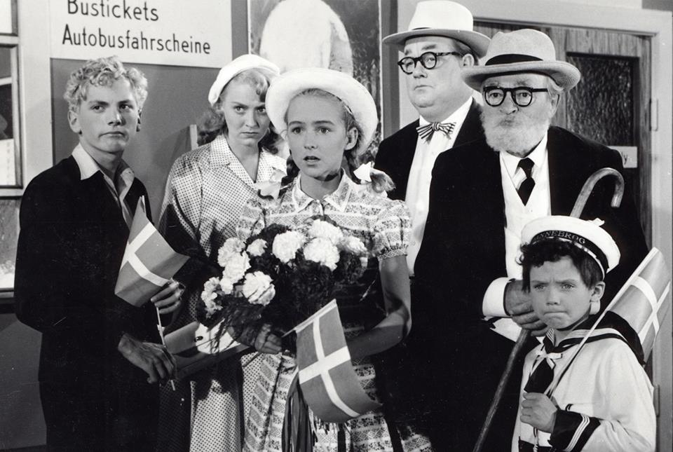 Birgitte Price, Rudi Hansen, Otto Møller Jensen, Peter Malberg, Ole Neumann, and Karl Stegger in Far til fire og onkel Sofus (1957)