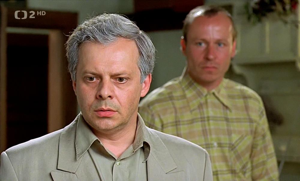 Bohumil Klepl and Karel Roden in Obeti a vrazi (2000)