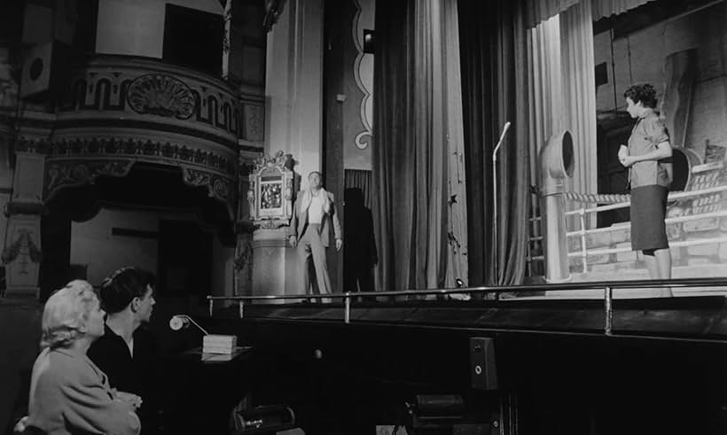 Laurence Olivier, Alan Bates, Brenda de Banzie, and Joan Plowright in The Entertainer (1960)