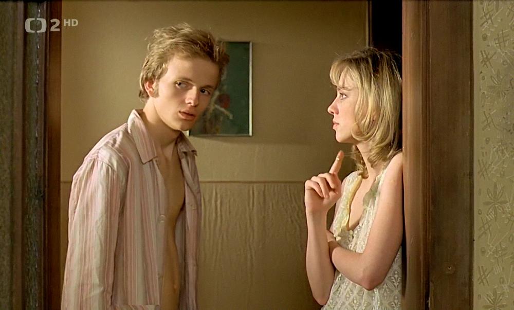 Monika Hilmerová and Vladimír Skultéty in Obeti a vrazi (2000)