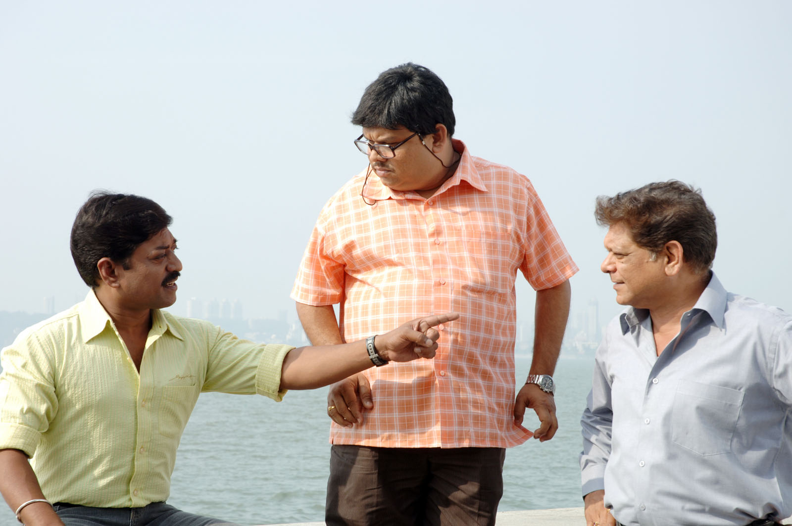 Mohan Joshi, Sanjay Narvekar, and Atul Parchure in Be Dune Saade Chaar (2009)