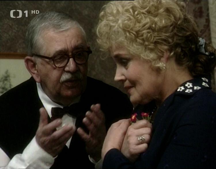 Vlastimil Brodský and Gabriela Vránová in Dívka se zázracnou pametí (1996)