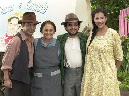 Laura Cardoso, Carla Daniel, Luciano Camargo, and Zezé di Camargo in Pepper Chocolate (2003)