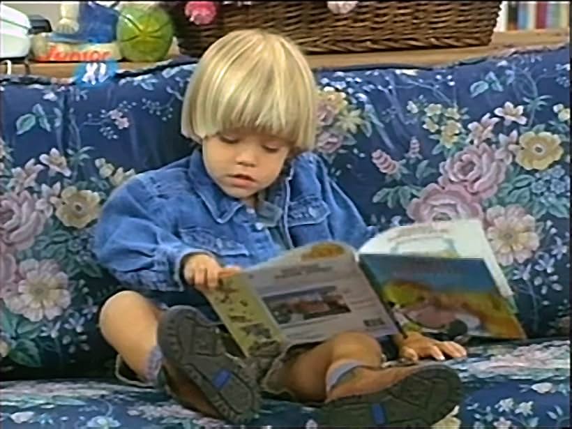 Cole Sprouse and Dylan Sprouse in Grace Under Fire (1993)