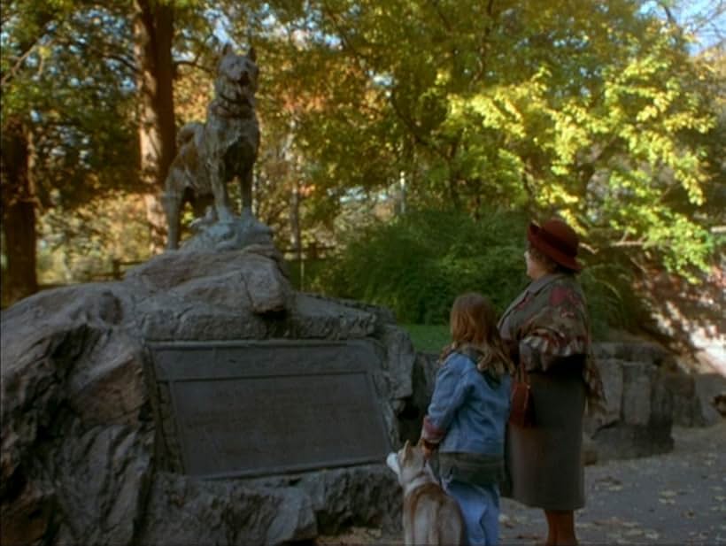 Lola Bates-Campbell and Miriam Margolyes in Balto (1995)