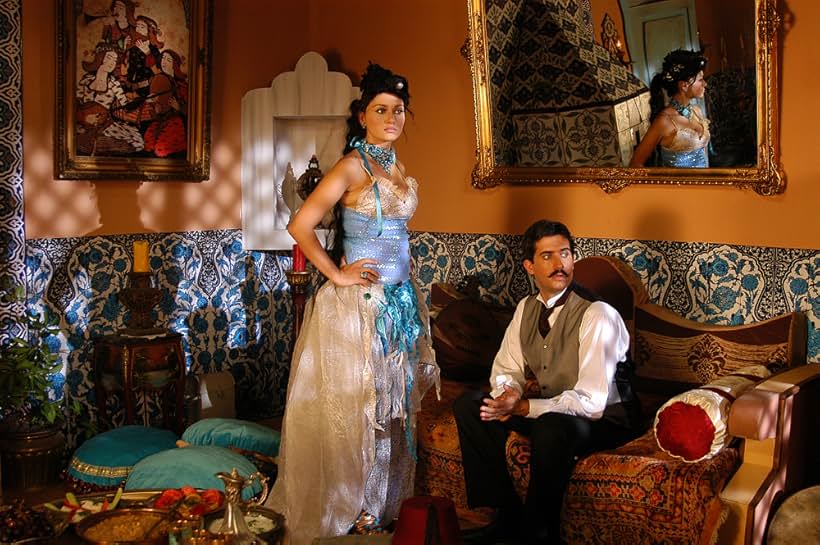 Memet Ali Alabora and Nurgül Yesilçay in 7 Husbands for Hurmuz (2009)