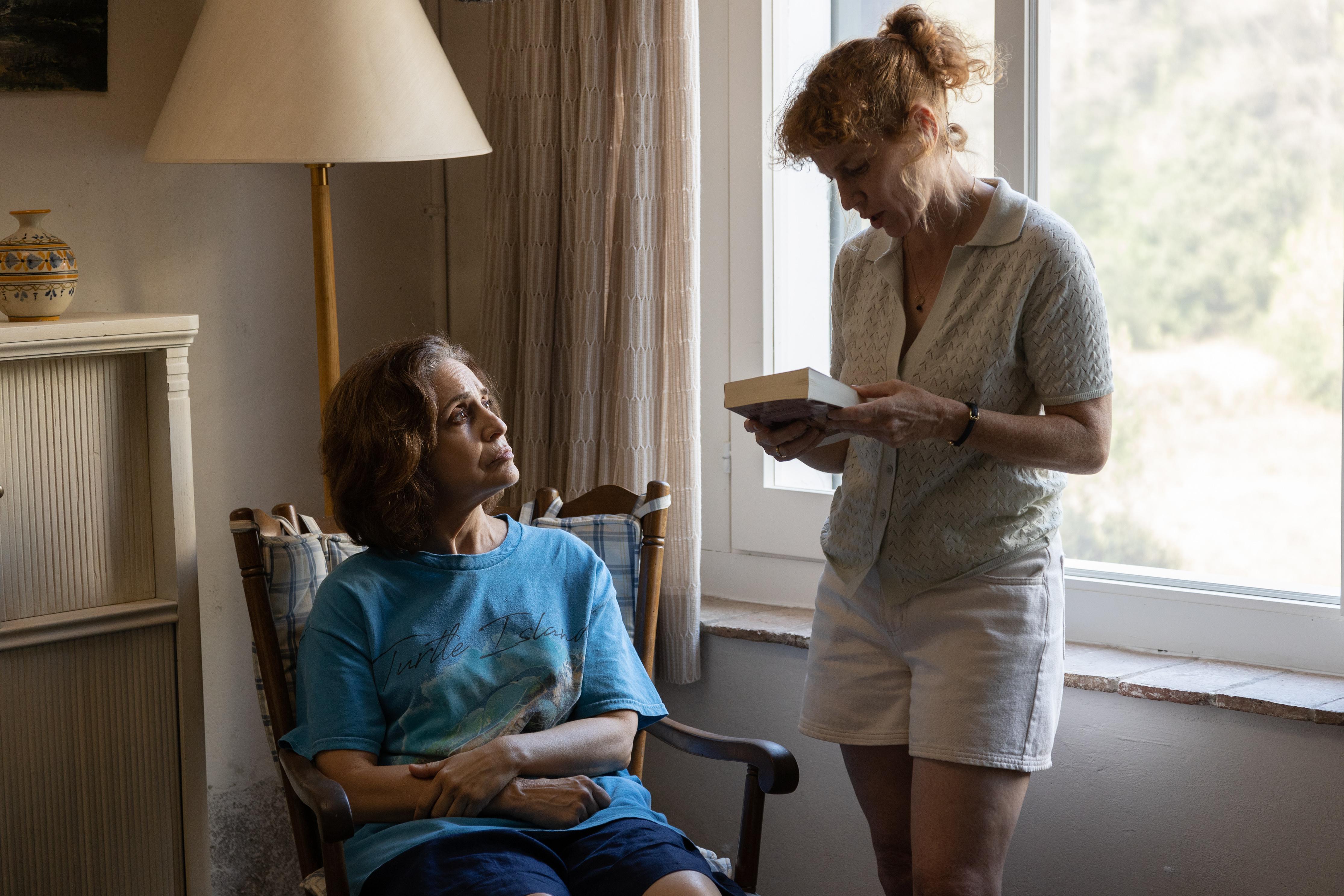 Adriana Ozores and María Vázquez in Los pequeños amores (2024)