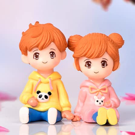 Antiq Creation Cute Kids Sweety Lovers Wearing Hoodie Romantic Couple Showpiece Miniature Figurine Romantic Gifts Birthday Decor Cake Decor Showpiece (1 Boy & 1 Girl) (Size: 6.5 x 3.5 cm)