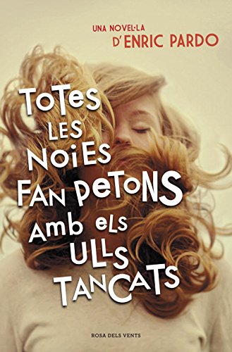 Totes les noies fan petons amb els ulls tancats