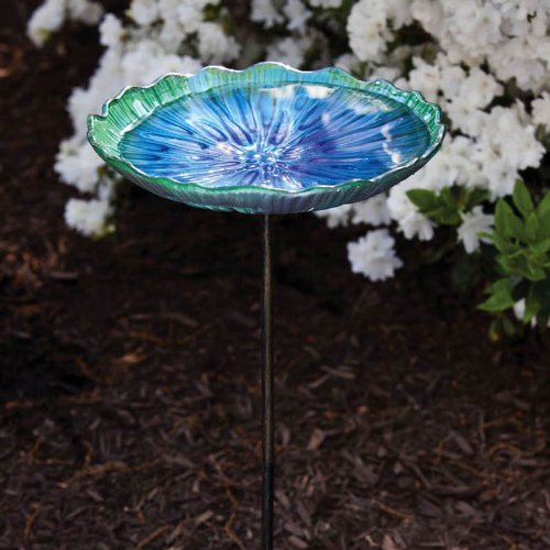 Evergreen Garden Birdbath on Stake, Scalloped