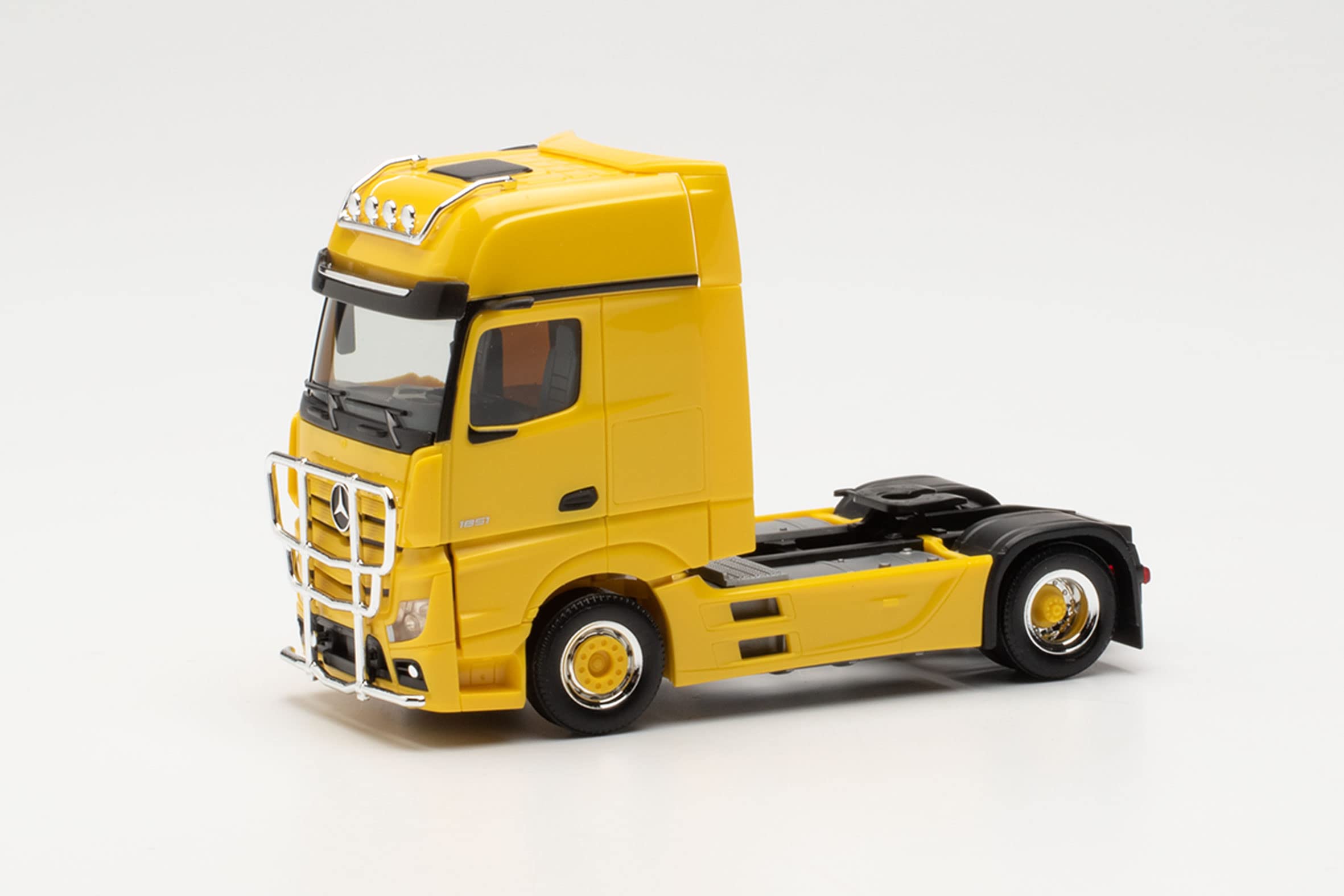 Herpa 311533-004 Actros Gigaspace `18 Miniature Model, Yellow