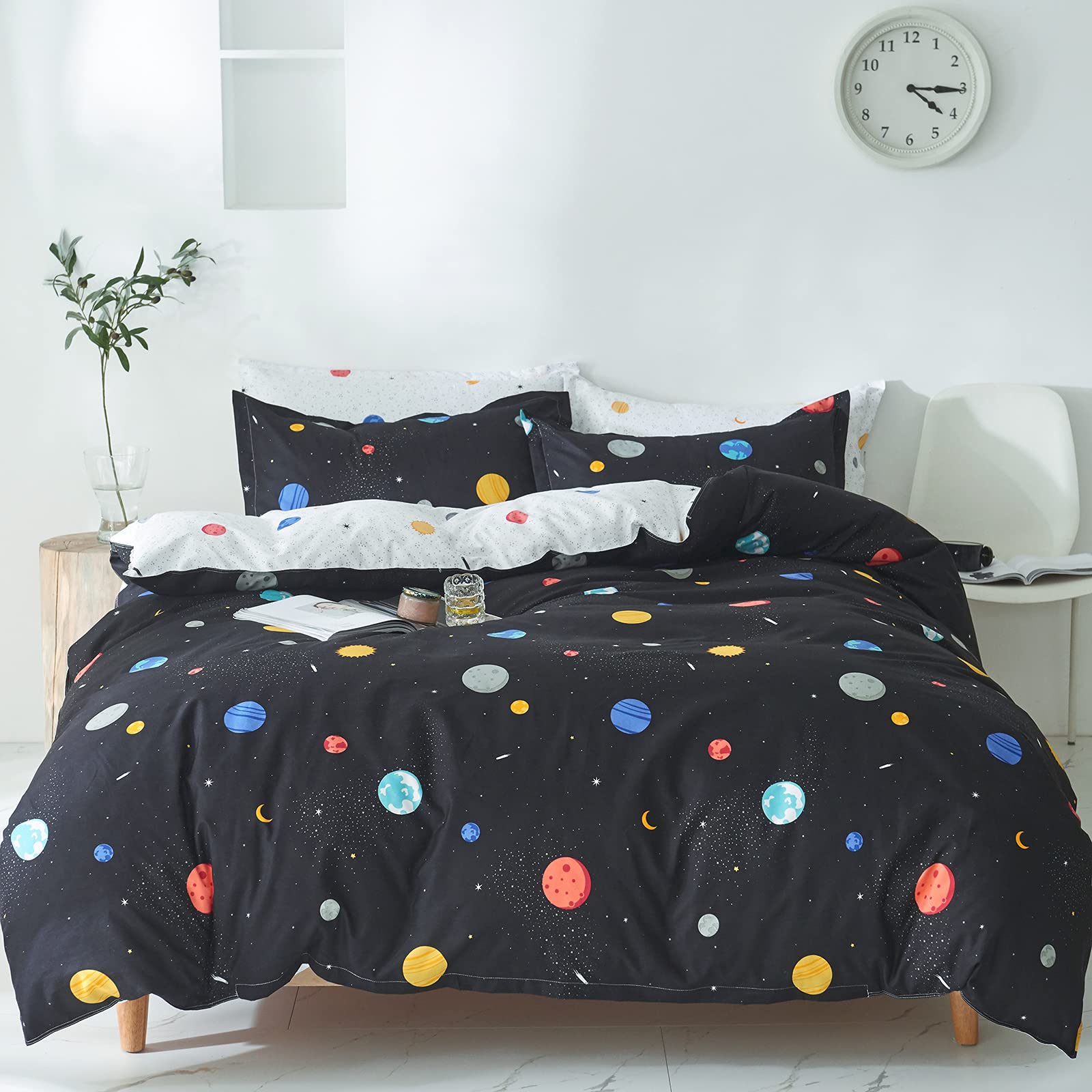 GETIYA Black Bed Linen 135 x 200 cm Girls Boys Bedding Set with Universe Pattern Planets Duvet Cover Microfibre Bed Linen Black and White Cartoon Duvet Cover with Zip and Pillowcase 80 x 80 cm