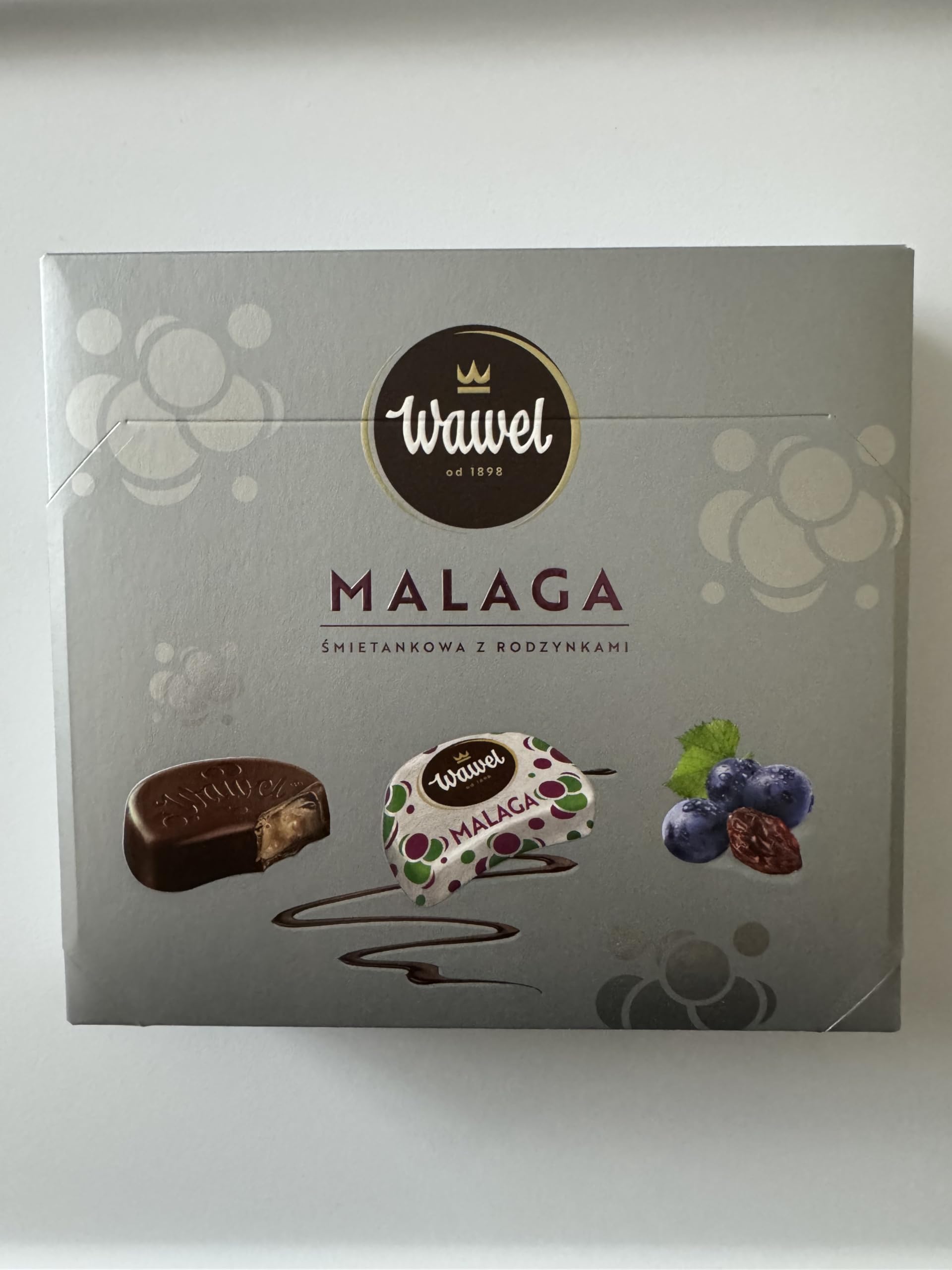 WawelMalaga Smietankowa z Rodzynkami Premium Chocolate Covered Cream Fudge with Raisins 330g/11.64oz Box