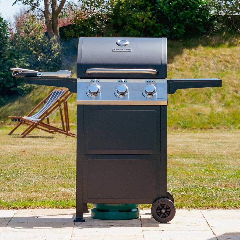 Cookology Kentucky Freestanding Outdoor Garden BBQ – 3 Burner Gas BBQ with Cooking Grills, Warming Rack, Side Shelves and Automatic Ignition Dials - in Black and Chrome