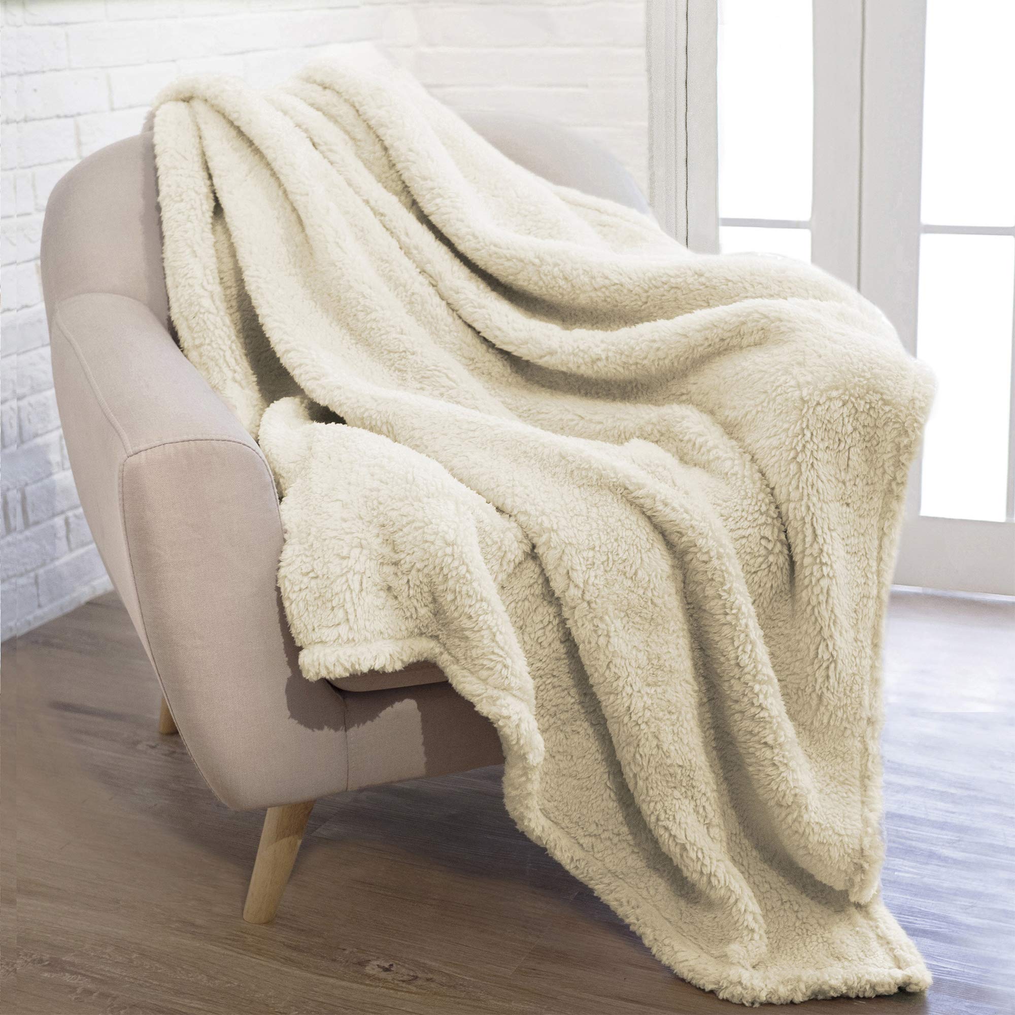 (130cm x 150cm , Latte) - PAVILIA Plush Sherpa Throw Blanket for Couch, Sofa Fluffy Solid Latte Beige Fleece Throw Soft, Warm, Fuzzy, Cosy, Lightweight Microfiber 50'' x 60''