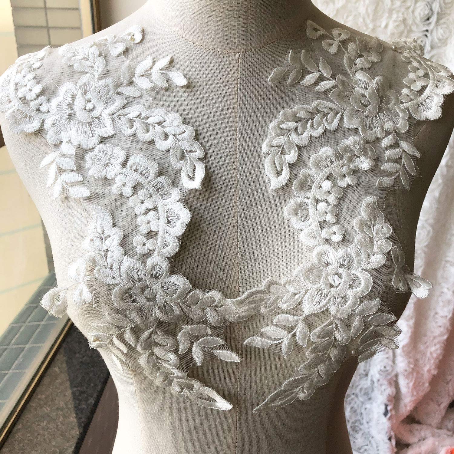 Pretty Cotton Flower Lace Applique Motif Soft Embroidery Patches Off-White Bridal Sewing Appliques Trim Craft Sew on Dress Wedding Gown 1 Pair