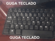 a black keyboard with the words " gusa teclado " on top