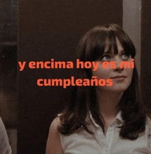 a woman in a white shirt with the words " y encima hoy es mi cumpleanos " on top of her