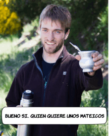 a man in a black jacket is holding a cup with a straw and the words bueno si quien quiere unos mateicos