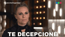 a woman says " te decepcione " in front of a blurred background