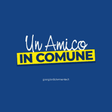 a blue background with the words un amico in commune on it